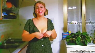 작은 십대 Alicia Williams는 수탉 전에 Buttplug를 숨깁니다.