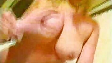 멋진 Missy는 섹스 후 정액의 맛을 좋아합니다.