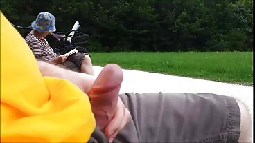 찢어진 친구가 임무를 수행하는 동안 2개의 괭이를 쟁기질합니다!
