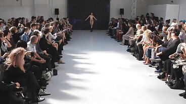 Adriana는 Garcon에게 1000 달러를 지불하여 옆으로 버킹합니다!