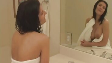 엉덩이 플러그 휘두르는 항문 여왕 릴리 글리는 Thickie에 앉아